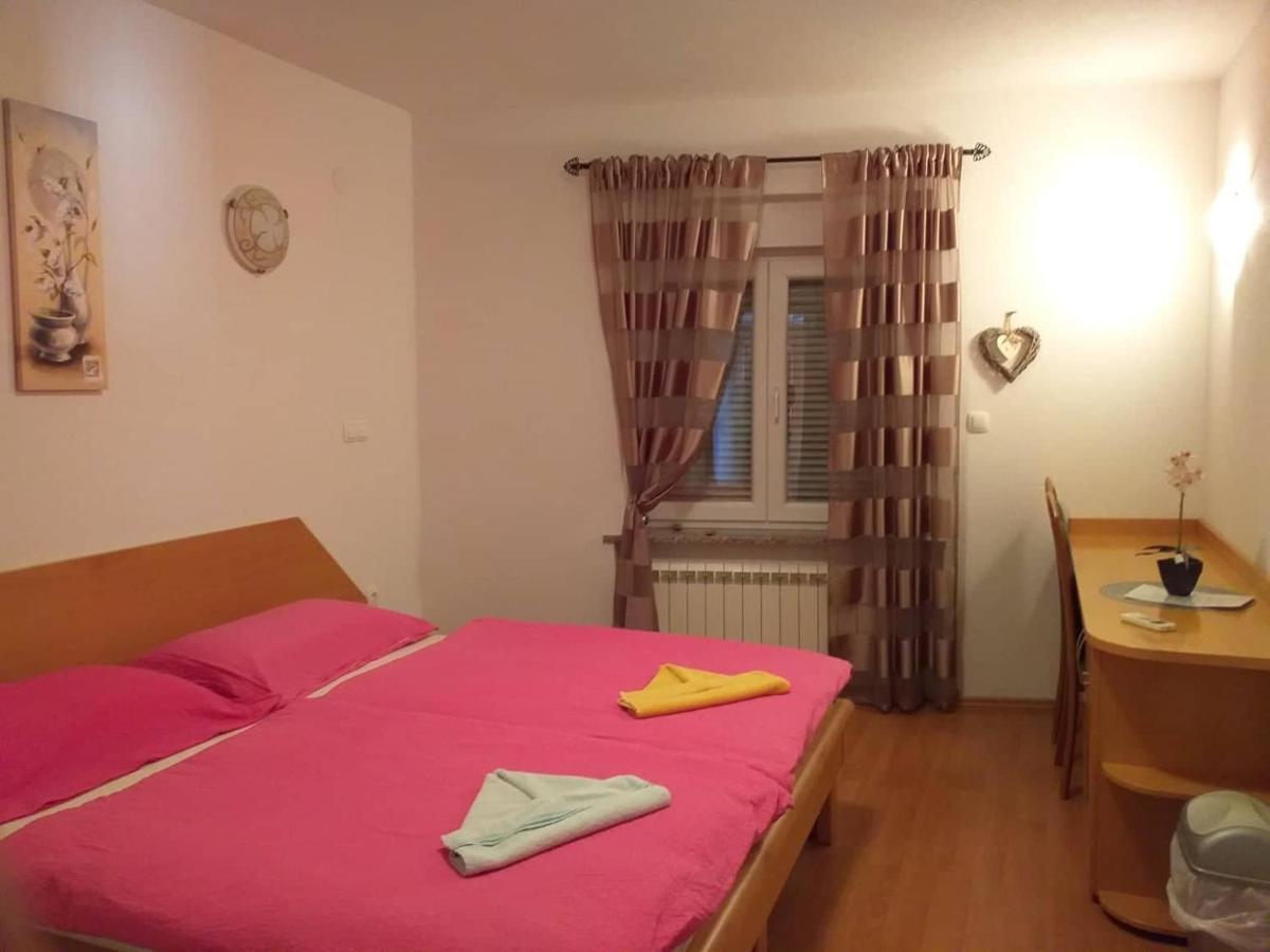 Rooms And Apartment Ambrozic Vremski Britof Esterno foto