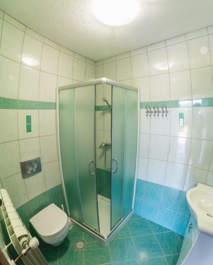 Rooms And Apartment Ambrozic Vremski Britof Esterno foto