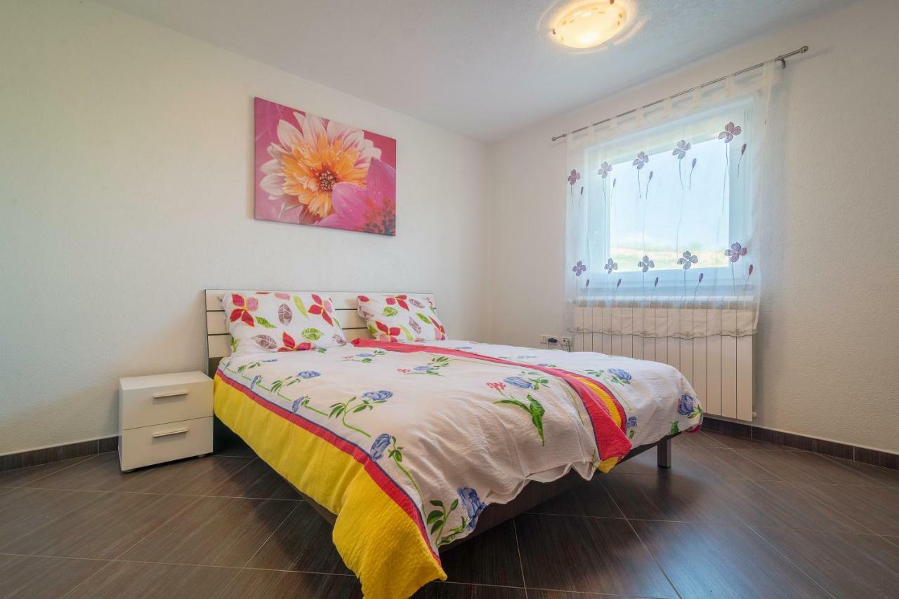 Rooms And Apartment Ambrozic Vremski Britof Esterno foto